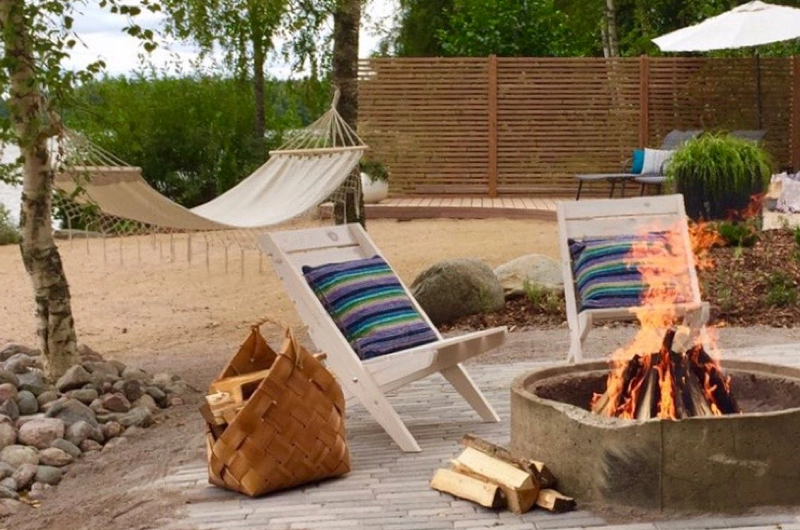 Mökkipihan pihasuunnitelma Hämeenlinnassa: mökkipiha, terassi, rantaterassi, hiekkaranta, pergola, ulkotuli, nuotiopaikka