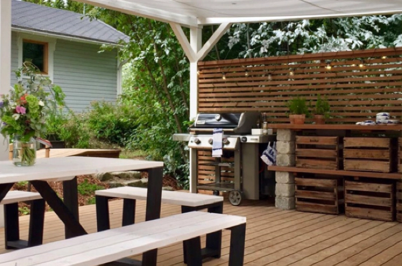 Mökkipihan pihasuunnitelma Hämeenlinnassa: mökkipiha, terassi, rantaterassi, hiekkaranta, pergola, kesäkeittiö