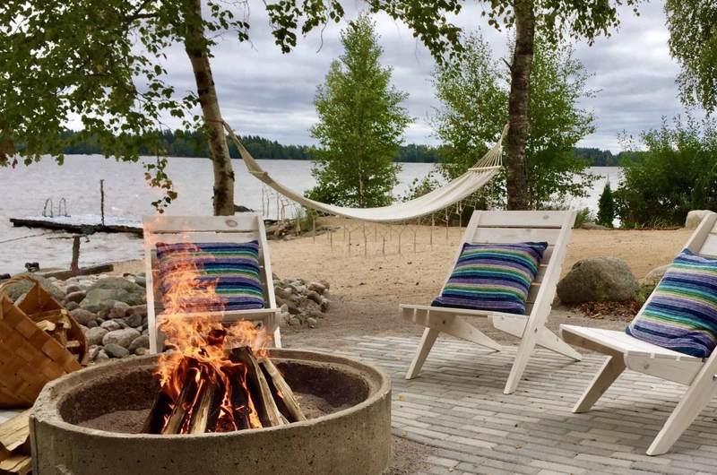 Mökkipihan pihasuunnitelma Hämeenlinnassa: mökkipiha, terassi, rantaterassi, hiekkaranta, pergola, kesäkeittiö