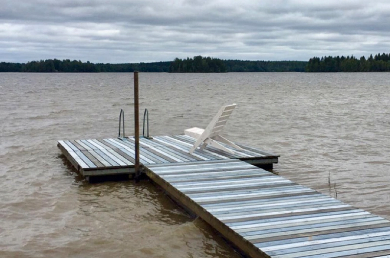Mökkipihan pihasuunnitelma Hämeenlinnassa: mökkipiha, terassi, rantaterassi, hiekkaranta, laituri