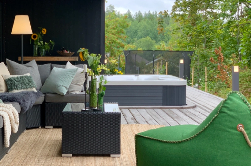 Uudiskohteen piha Vantaalla – terassi, poreallas ja toiminnallinen oleskelupiha osana pihasuunnittelijan toteuttamaa modernia pihasuunnitelmaa.