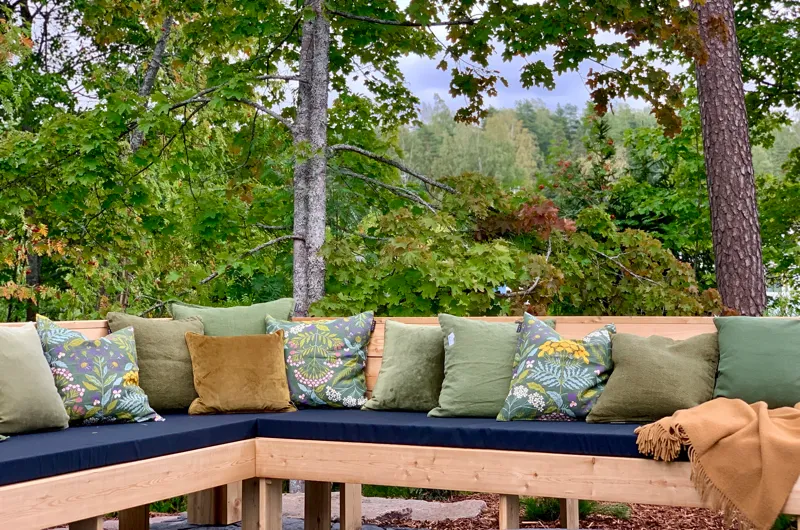 Uudiskohteen moderni pihasuunnitelma Vantaalla – ulkosohva, oleskelupiha ja toiminnallinen pihasuunnitelma Uudenmaan alueella.