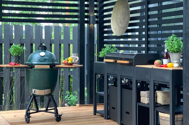Moderni terassi ja ulkoruokailualue uudiskohteen pihassa Espoossa – pergola, kesäkeittiö ja grilli osana pihasuunnittelijan toteuttamaa pihaa.