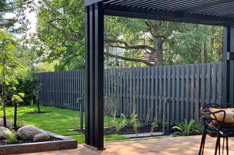 Moderni uudiskohteen piha Espoossa – pihasuunnitelma sisältää pergolan, istutusaltaan, terassin, askelpolun ja pihanurmen pihasuunnittelijan suunnittelemana.