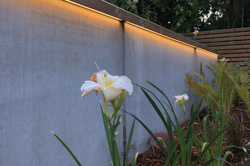 Moderni pihasuunnitelma Espoossa – esteettinen pihavalaistus, pihamuuri ja viimeistelty ulkotila pihasuunnittelijan suunnittelemana.