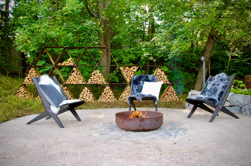 Moderni rivitalopiha Espoossa – rinnepiha, nuotioalue, corten-teräksinen tulipata ja polttopuiden säilytys osana toiminnallista pihasuunnitelmaa.