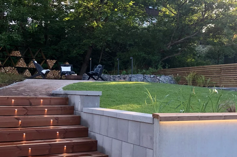 Rinnepihan moderni pihasuunnitelma Espoossa – pihamuuri, pihaportaat ja pihavalaistus osana toiminnallista ja viihtyisää pihasuunnitelmaa.