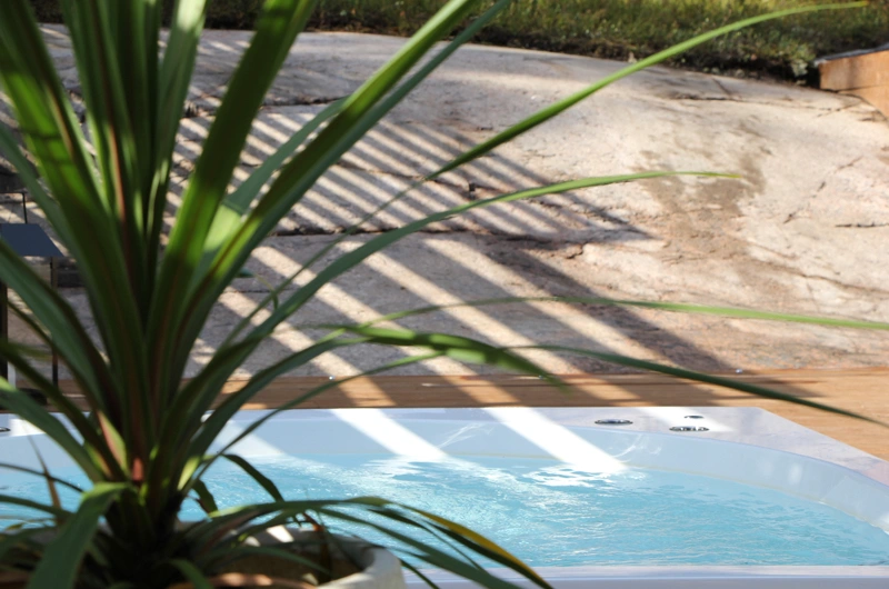 Rinnepihan pihasuunnitelma Espoossa – terassi luonnonkalliossa, poreallas ja moderni oleskelualue.