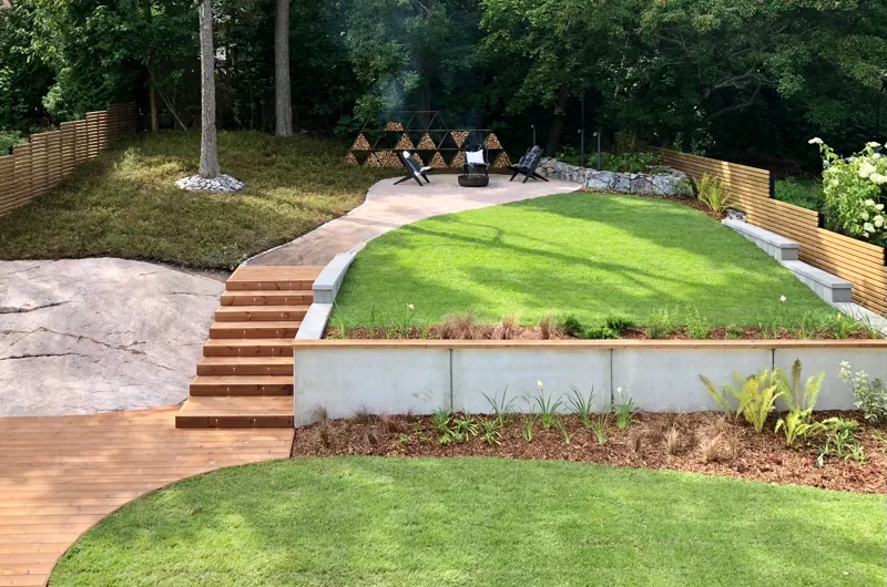 Rivitalon moderni rinnepiha Espoossa – pihasuunnittelijan toteuttama toimiva ja tyylikäs pihasuunnitelma.