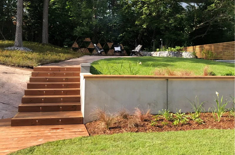 Moderni rinnepiha Espoossa – terassi, pihamuuri, pihaportaat ja esteettinen pihavalaistus pihasuunnittelijan toteuttamana.